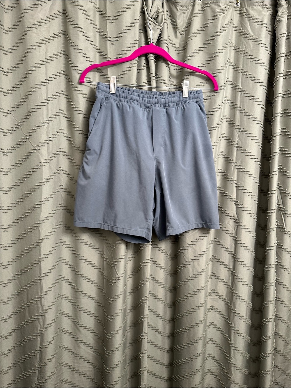 Lululemon men’s shorts size s
Inseam is
Come with liner, Grey blueish color